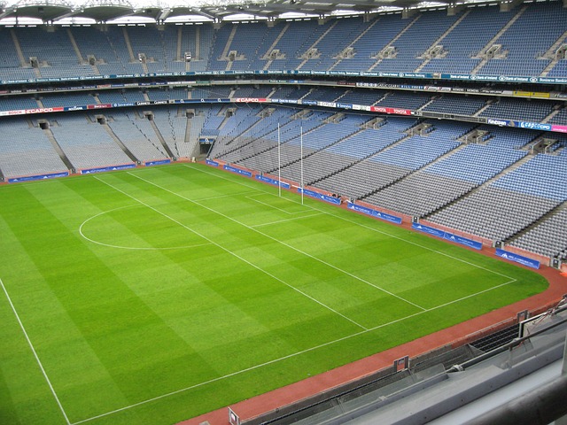 球员通过高